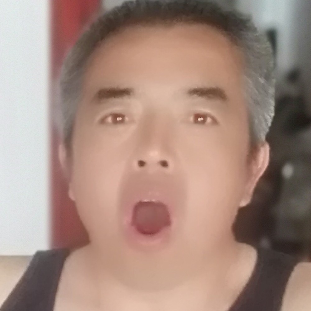 耍酷回首玉米的照片
