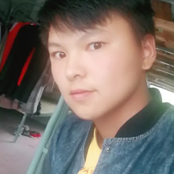 老实等待百褶裙的照片