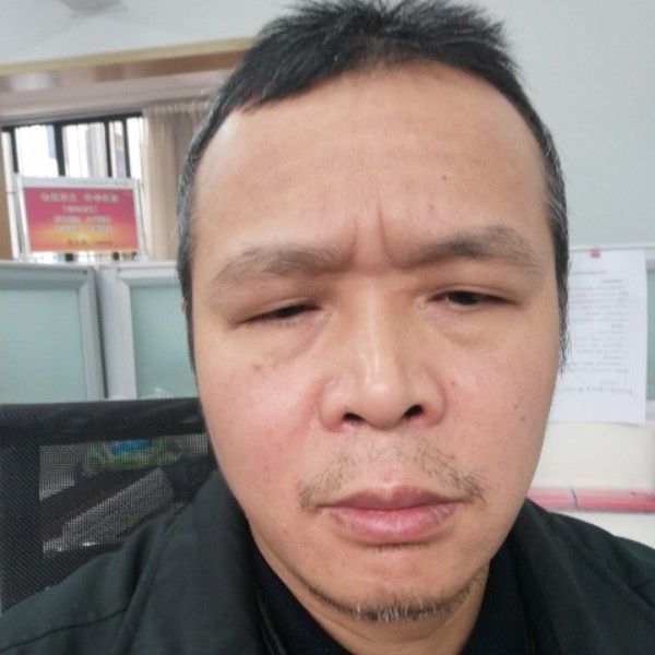背后灯泡老广的照片