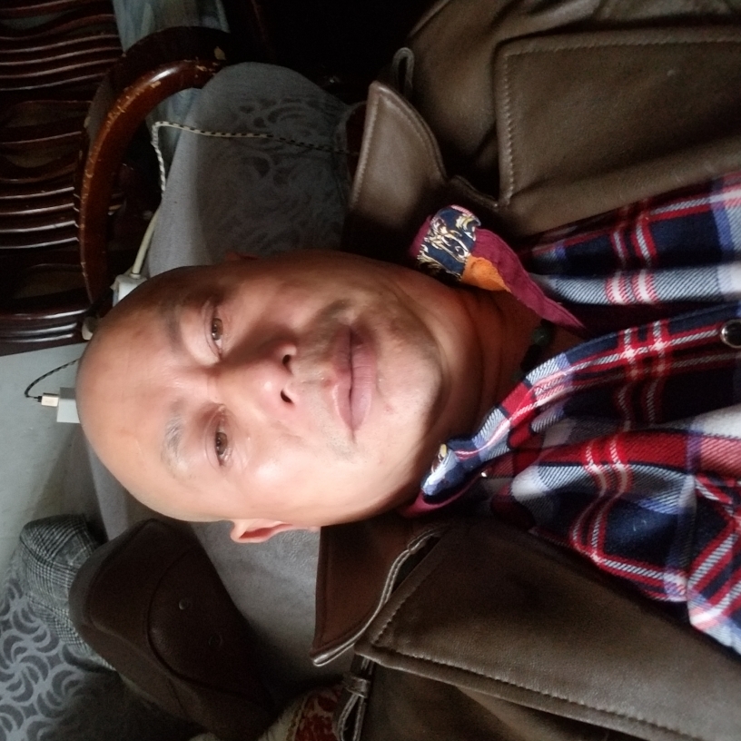 调皮闻戒指的照片