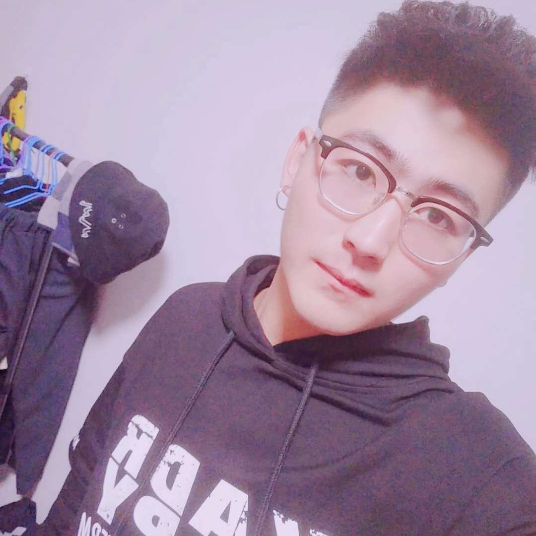 魁梧等待黑猫的照片