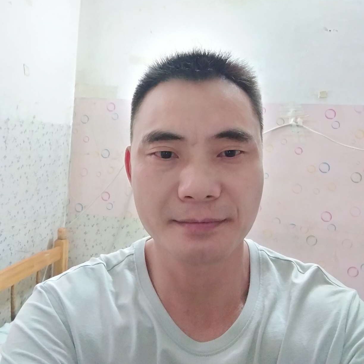 山村的男人的照片