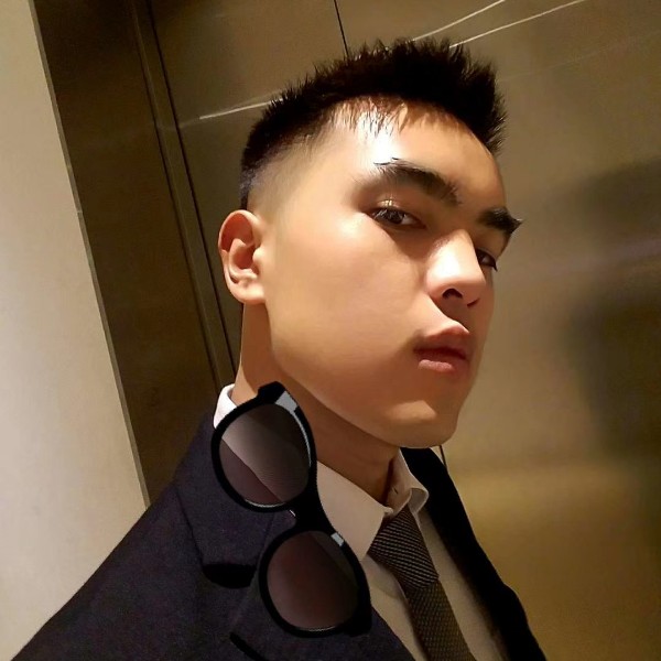 追鱼的人的照片