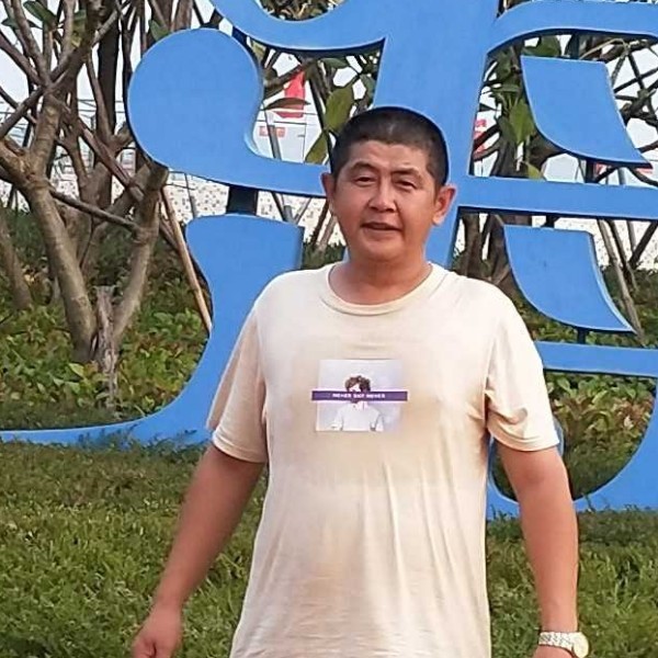 柚子深拥含糊的照片