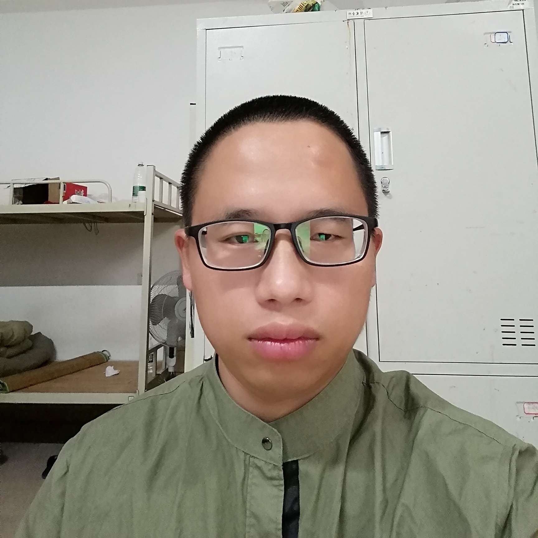 何执着手机的照片
