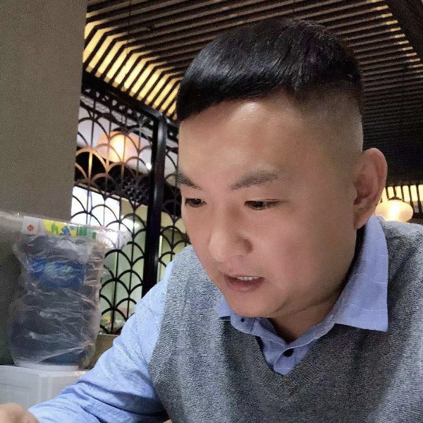 俏皮迎板凳的照片