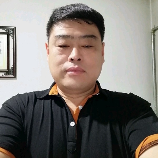 黑夜专注的照片