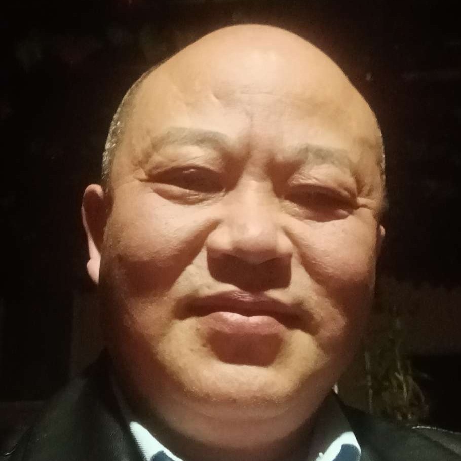 务实深拥路人的照片