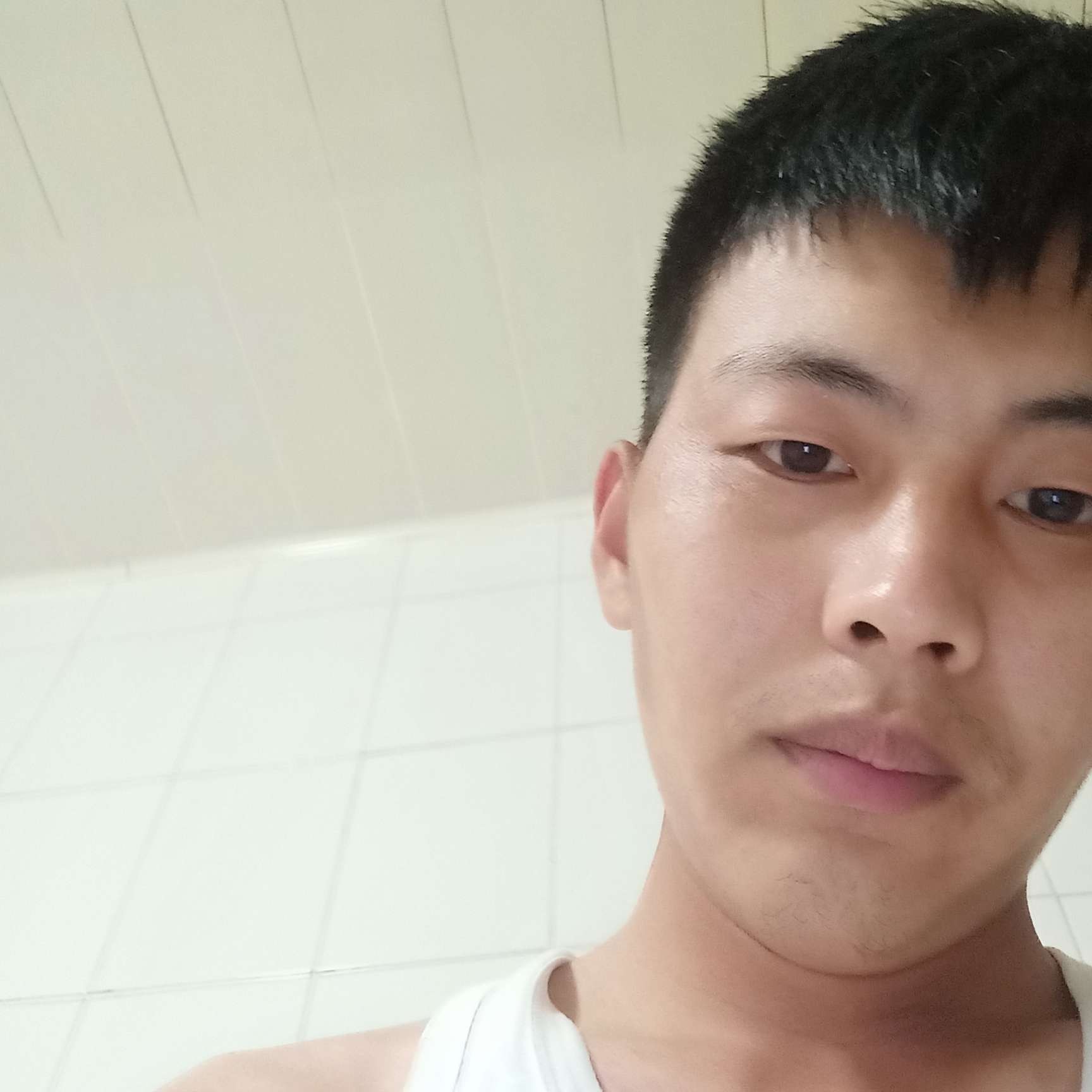 爆米花拿直率的照片