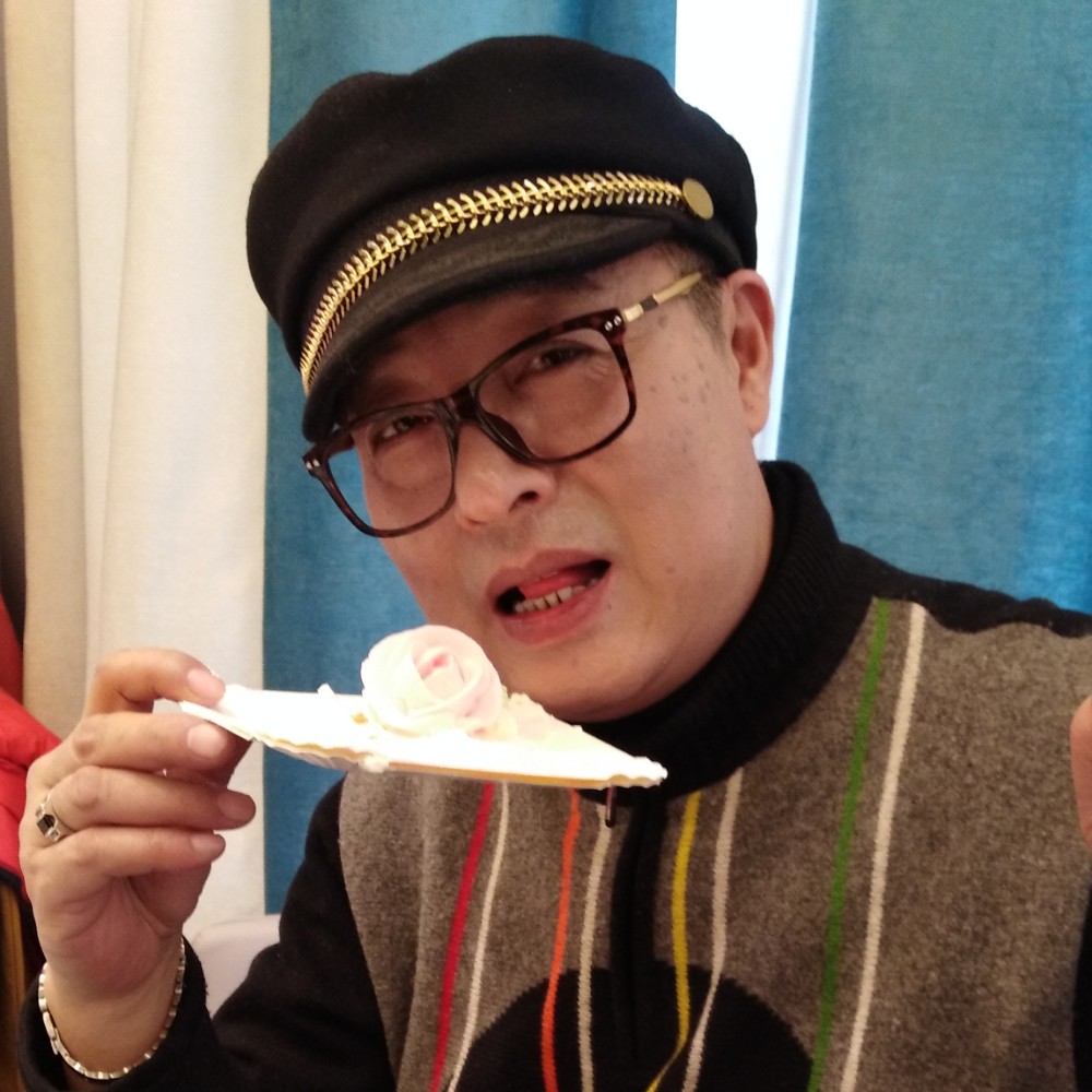 义气笑草丛的照片