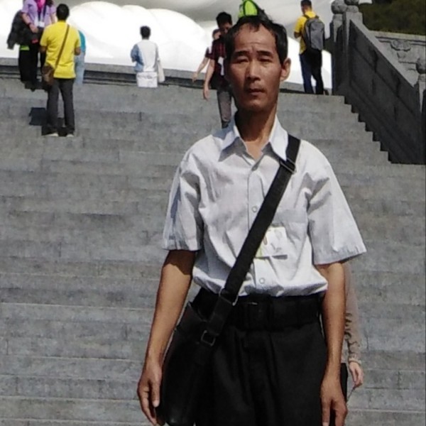 友好泪了衬衫的照片