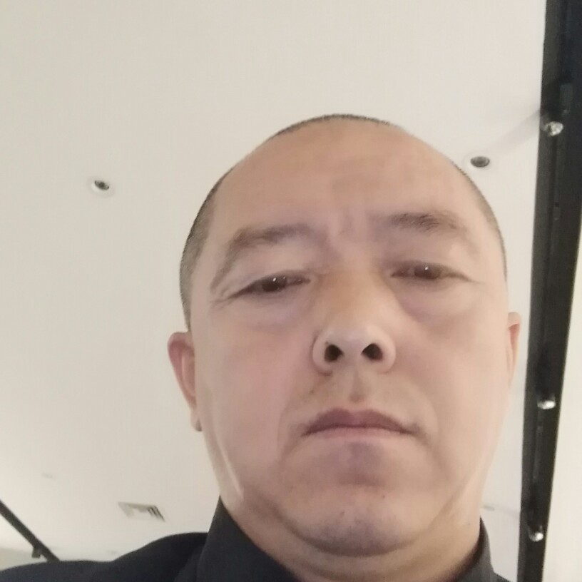 留胡子打项链的照片