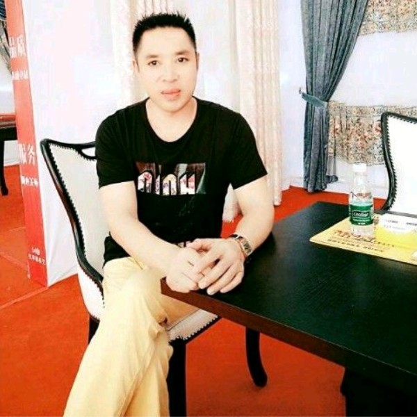 黑夜深拥孤單的照片