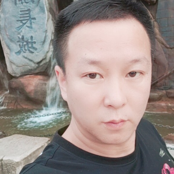 风中迎冷风的照片