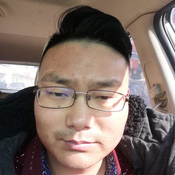 雪白拿龙猫的照片