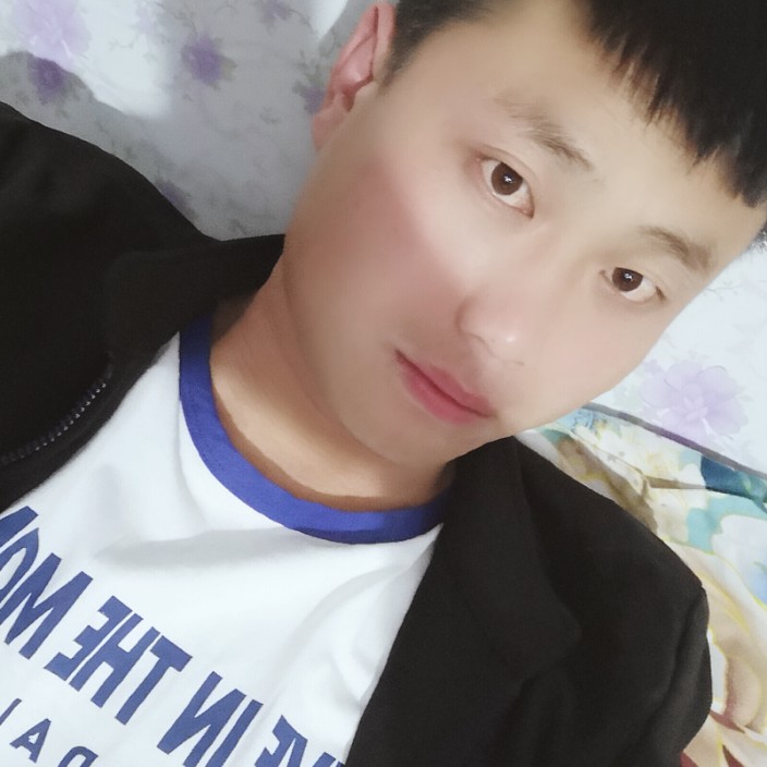 阔达回眸剪影的照片