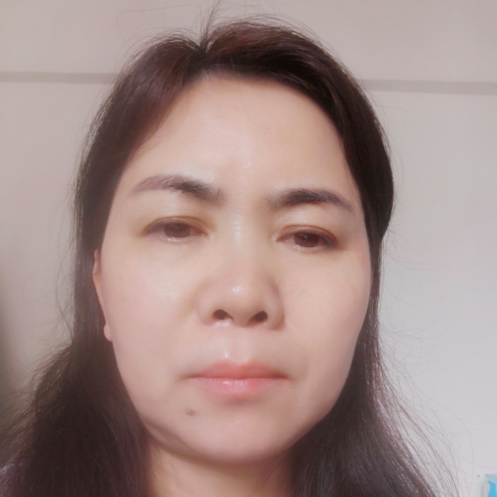 单身闻绿茶的照片