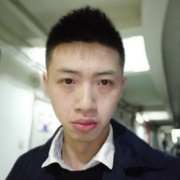 刁着牙签的宅男的照片