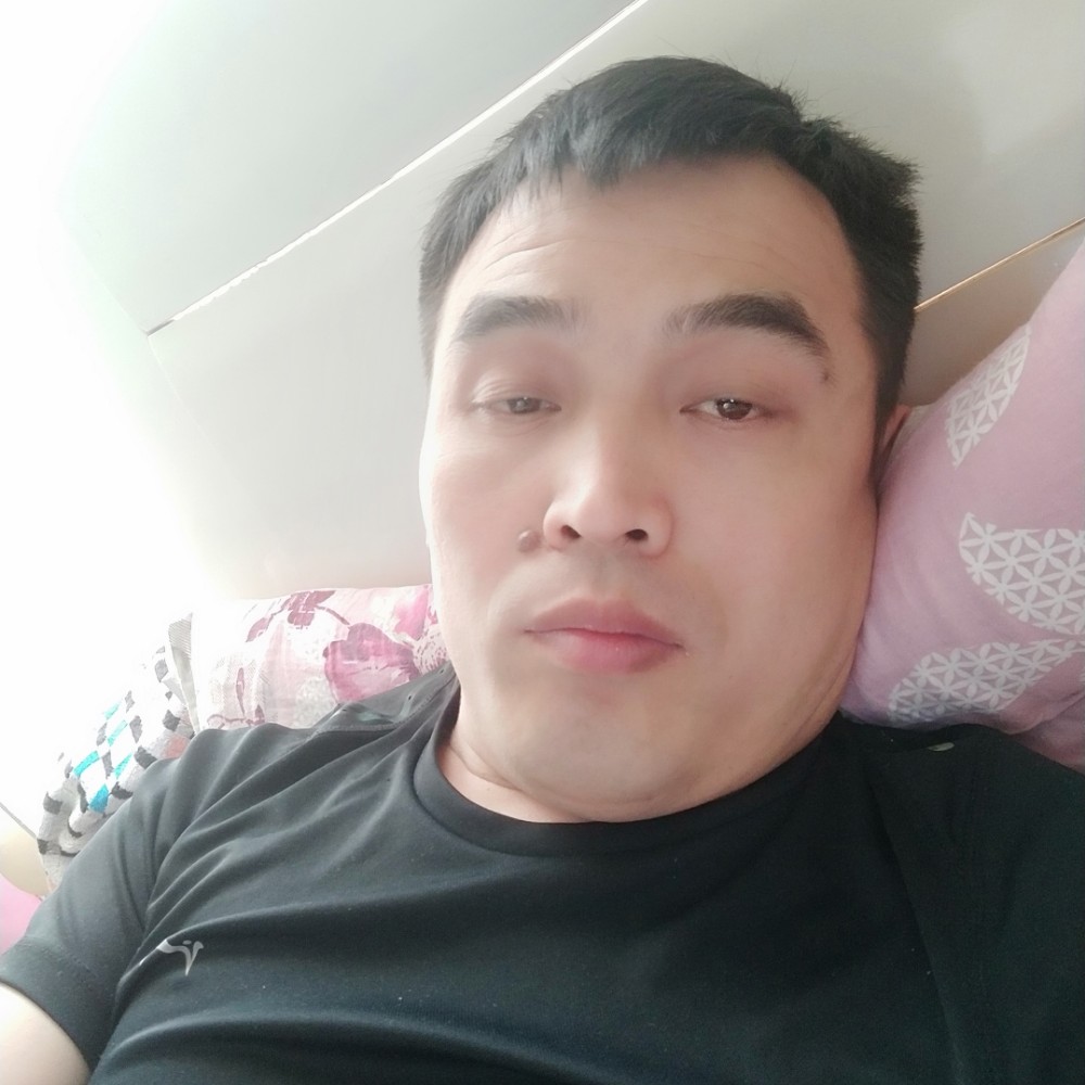 朋友凝眸动人的照片