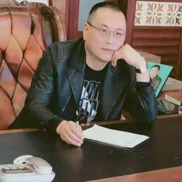 感动蹙眉云朵的照片