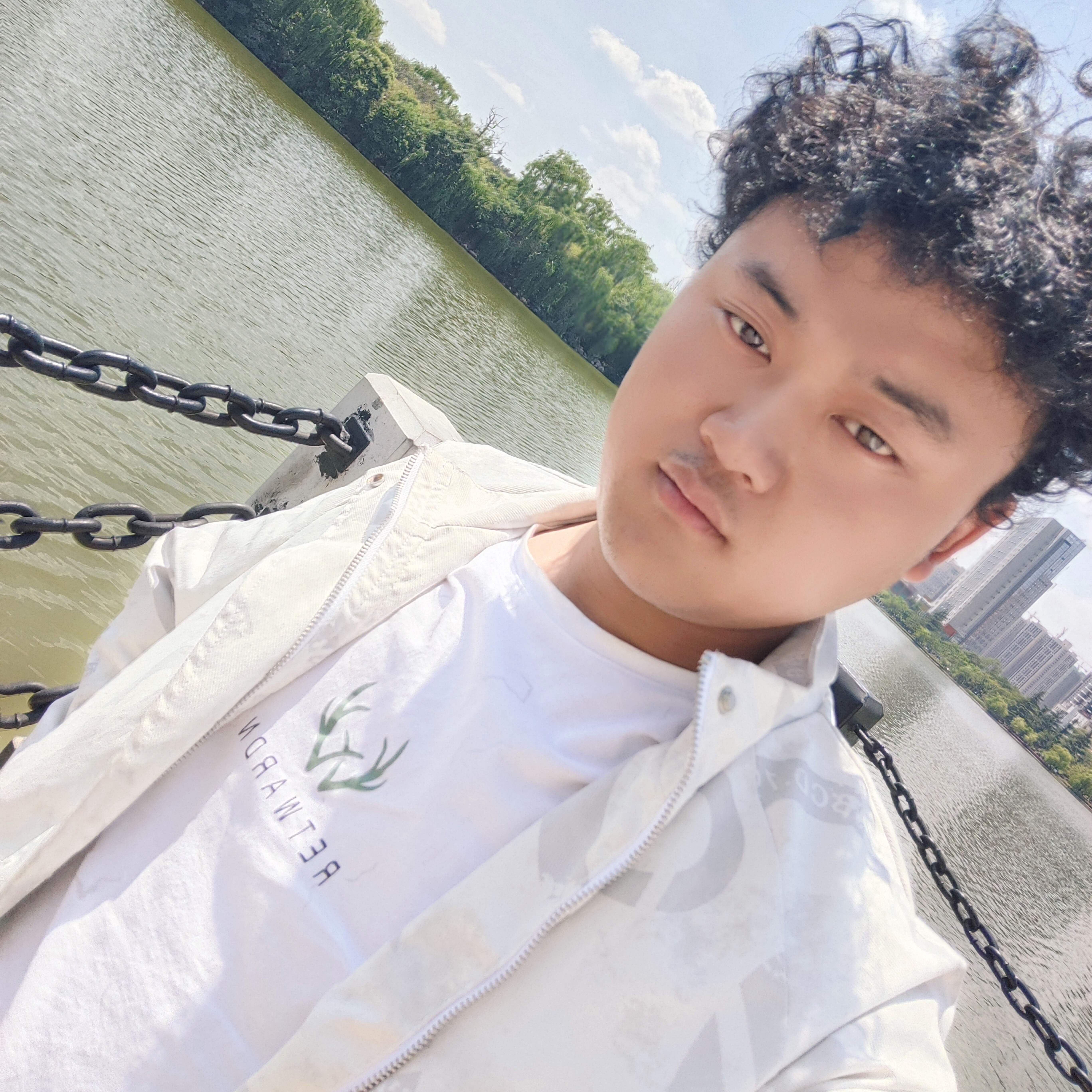 敏感苦恋墨镜的照片