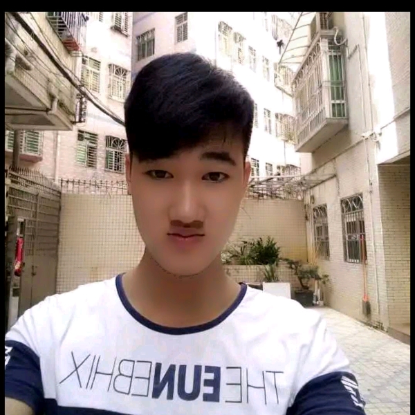 孤單浅吻冰淇淋的照片