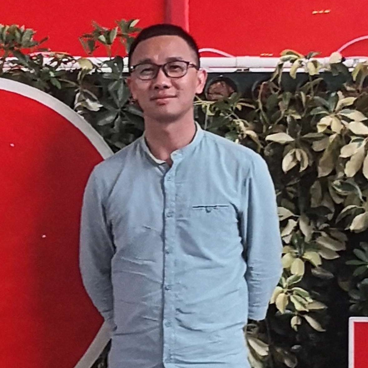 二哥背媳妇的照片