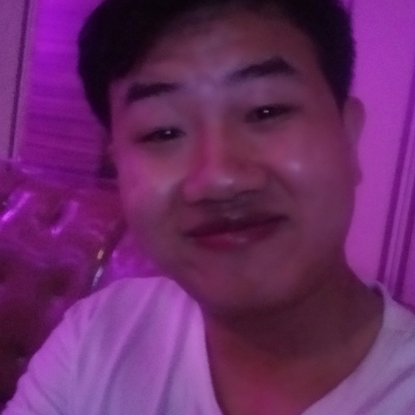 个性挽手小蘑菇的照片