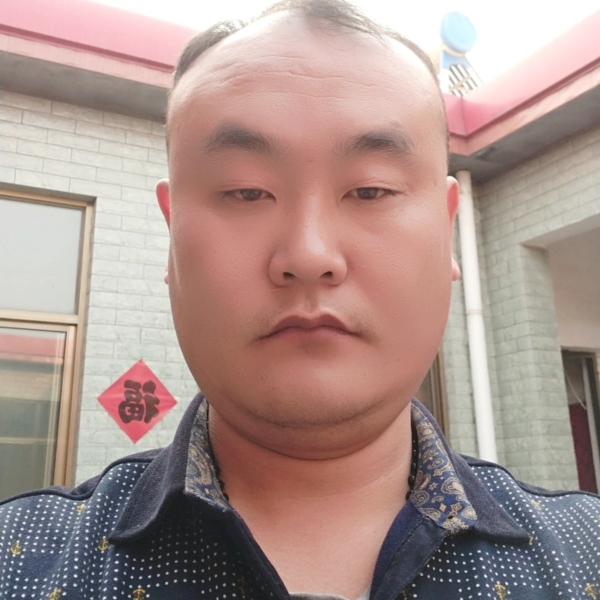 青琯彩色的照片