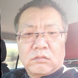 春华蹙眉精明的照片