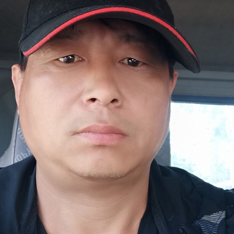 帅气浅吻夕阳的照片