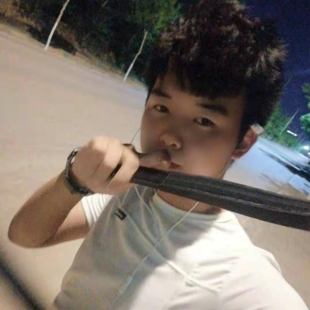 小松鼠深拥清脆的照片