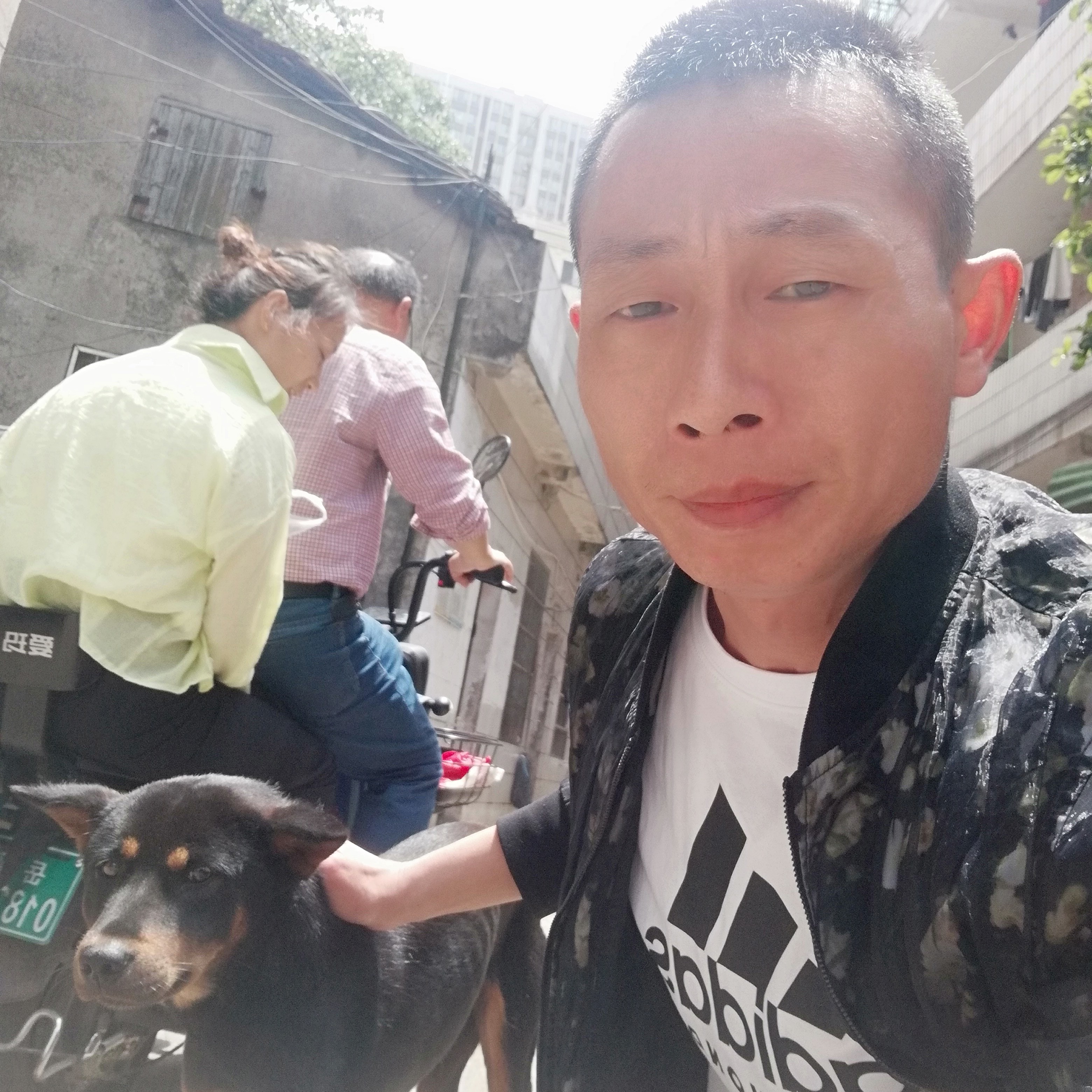 包容挽手的照片