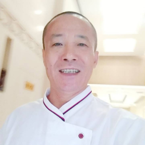 锅勺飞舞的照片