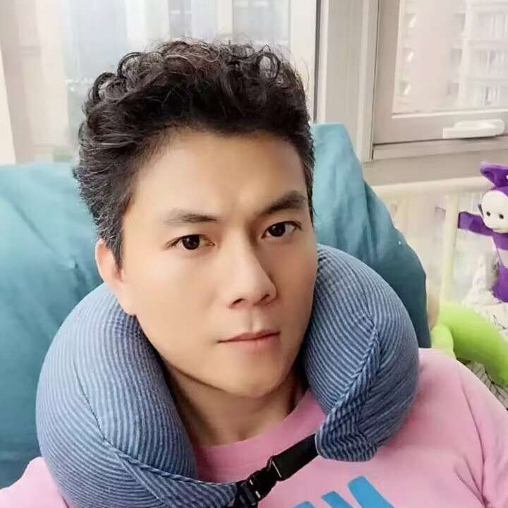 五星红旗迎风飘扬的照片