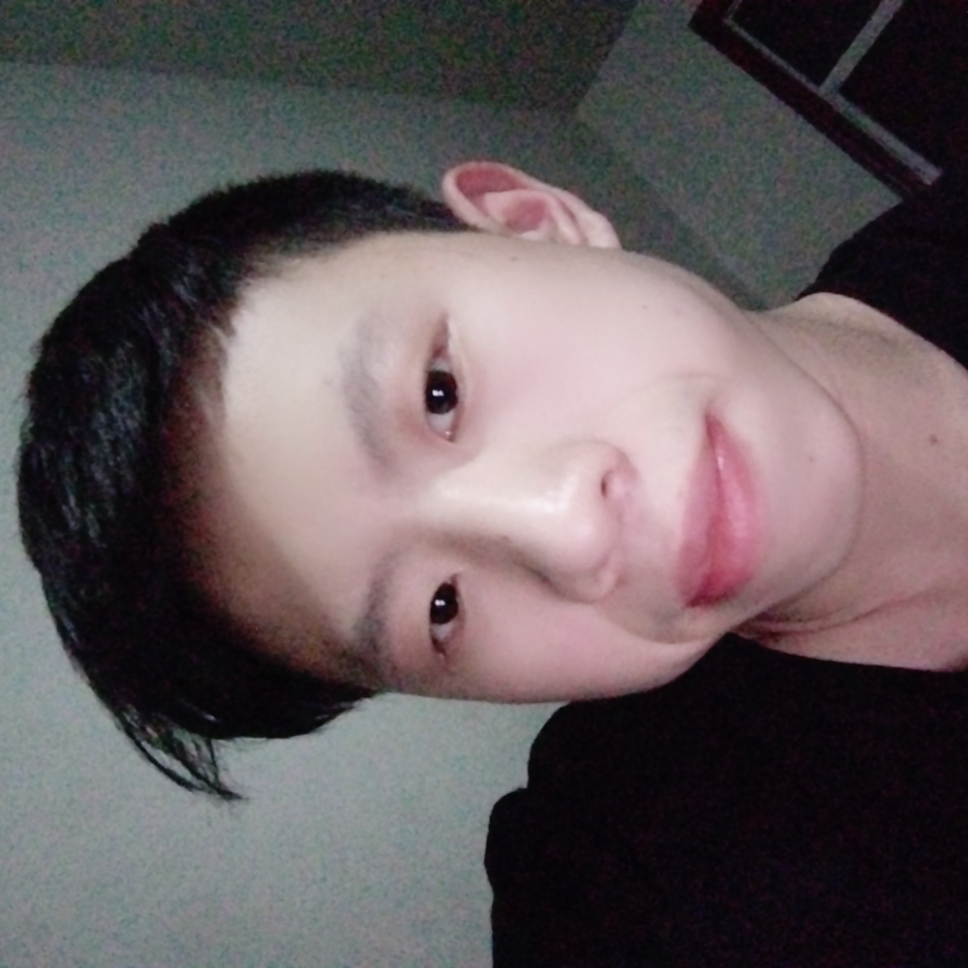 错落踢书本的照片