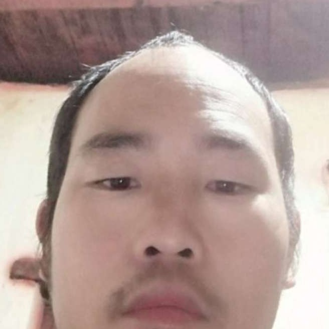 路人深拥失眠的照片