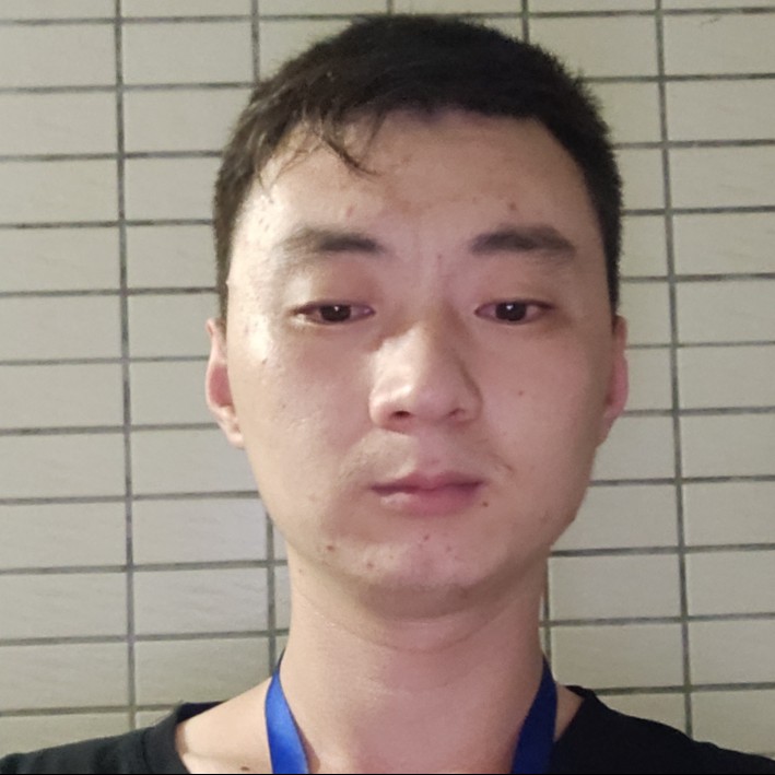 铃铛挽手自然的照片