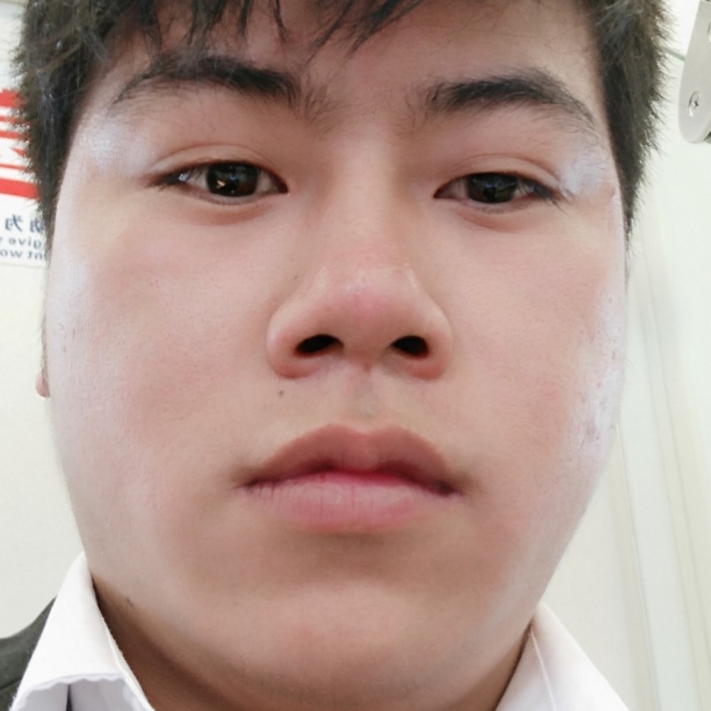 饱满水杯的照片