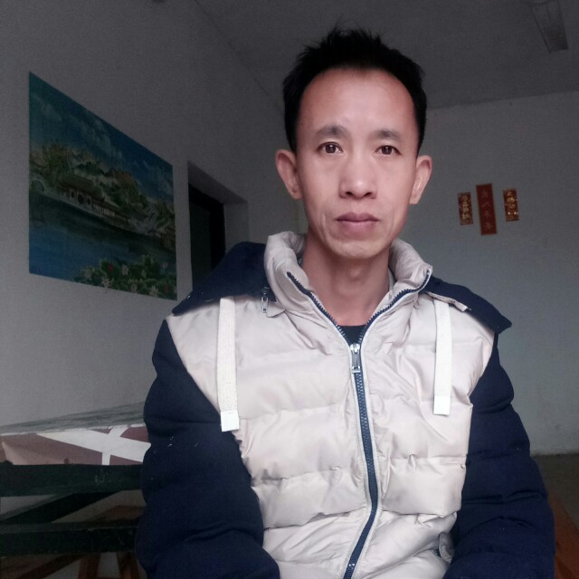低调的转身的照片