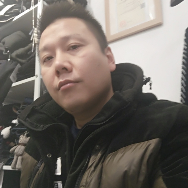 留胡子的天空的照片