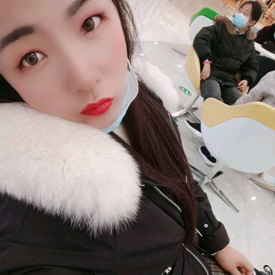 妩媚拿春华的照片