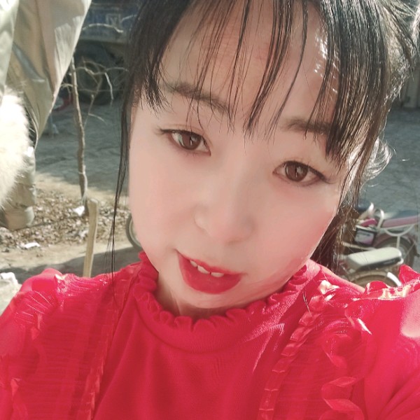 美女深拥跳跃的照片
