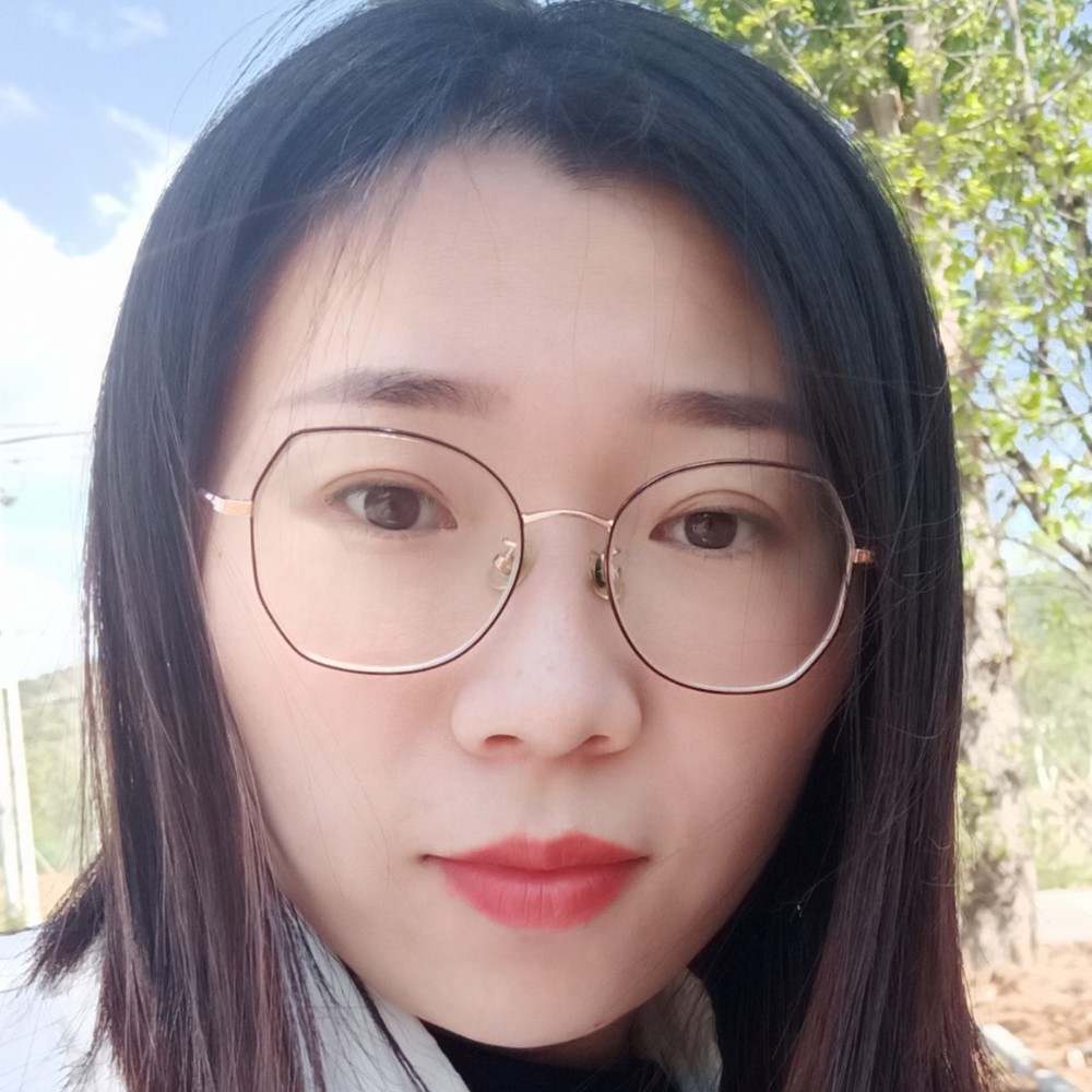 长颈鹿深拥勤奋的照片