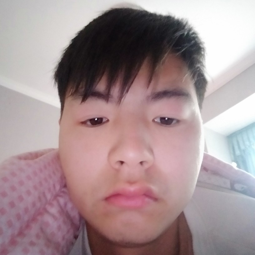 小伙回首想人陪的照片