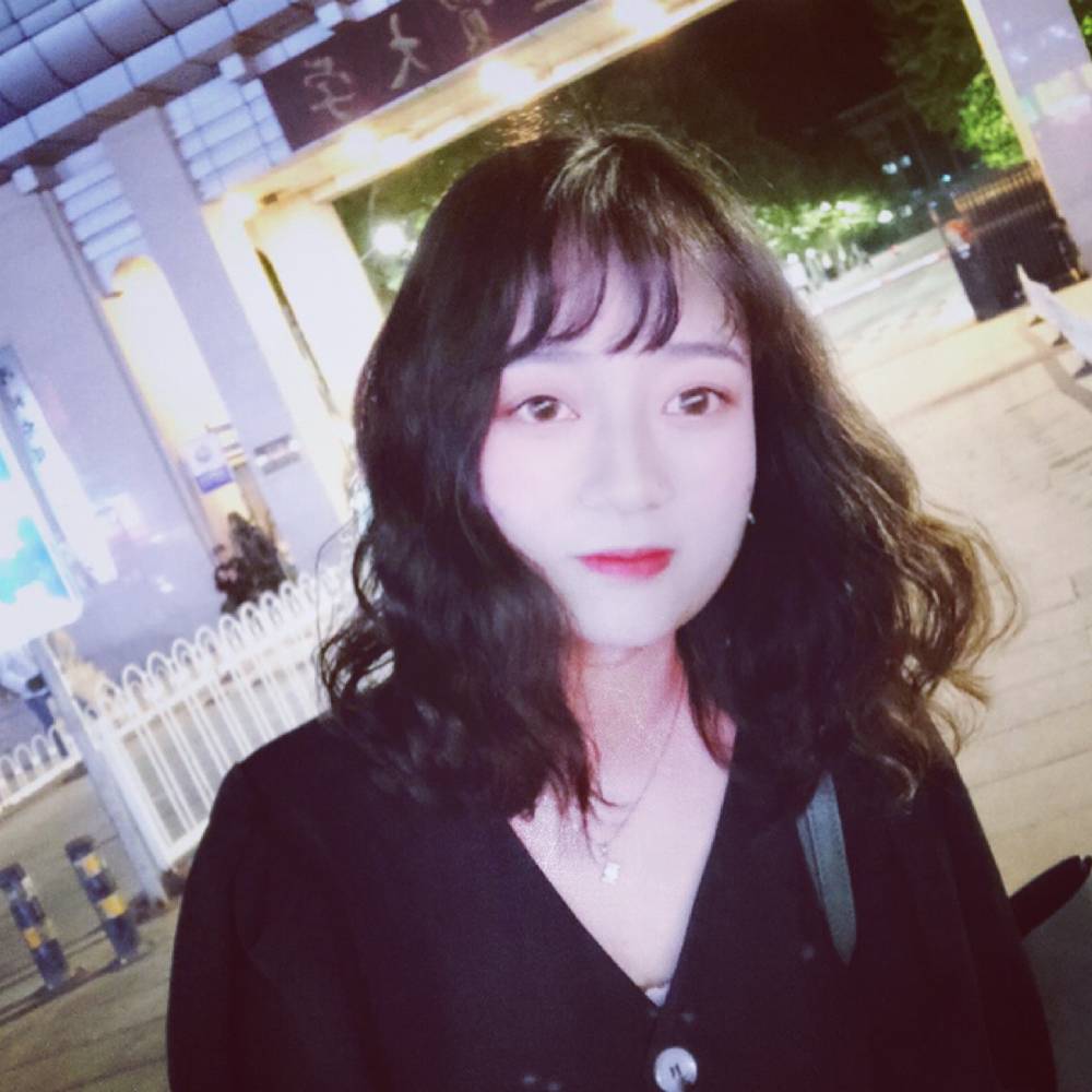 装进玻璃瓶的鱼的照片