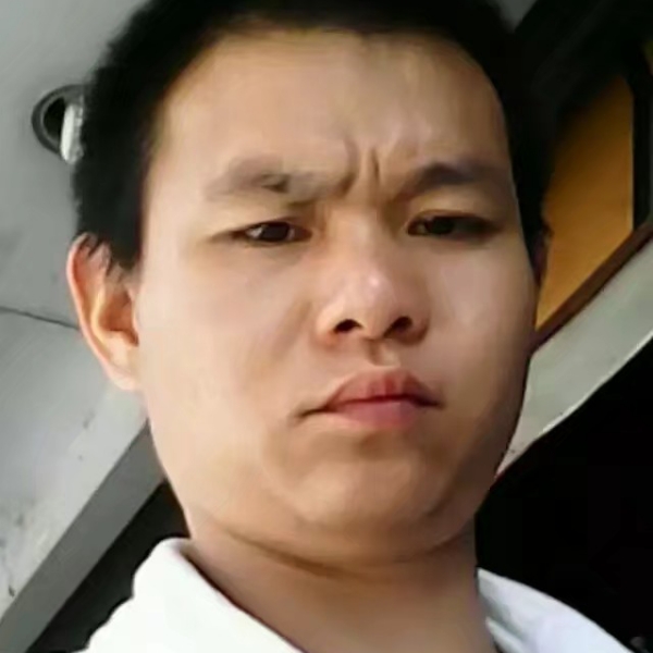 忧虑蹙眉御姐的照片