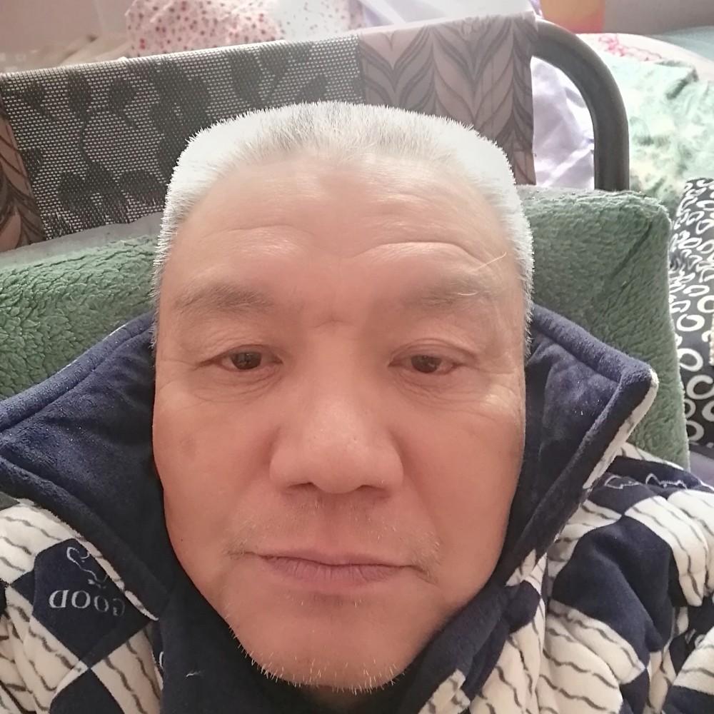 忐忑深拥菠萝的照片