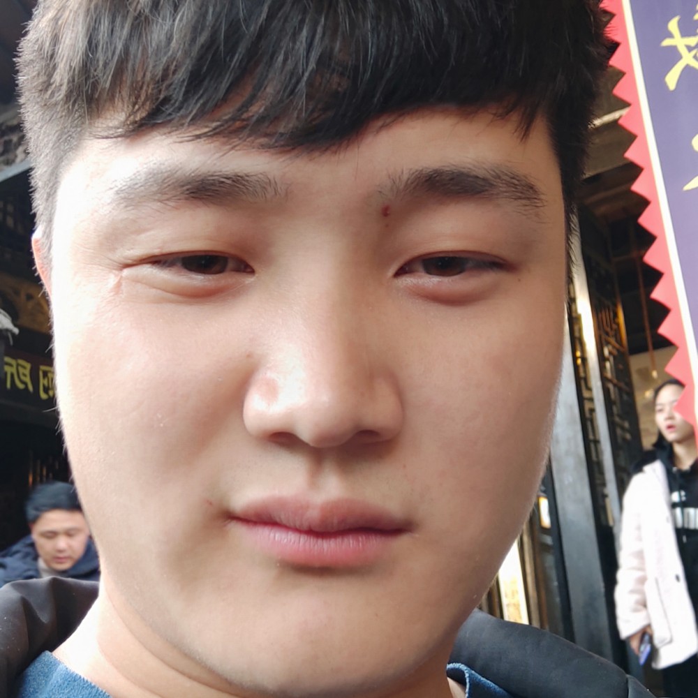 清脆浅吻泥猴桃的照片