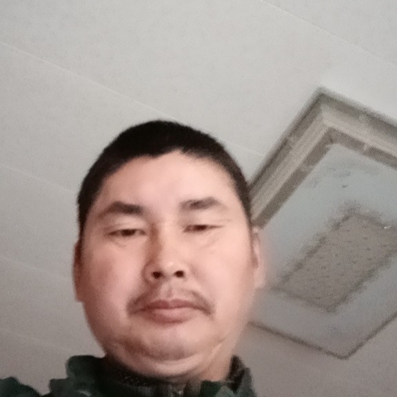 高兴和草莓的照片